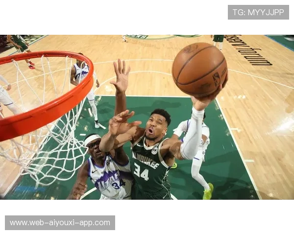 雄鹿字母哥连续封盖，主场直接起立